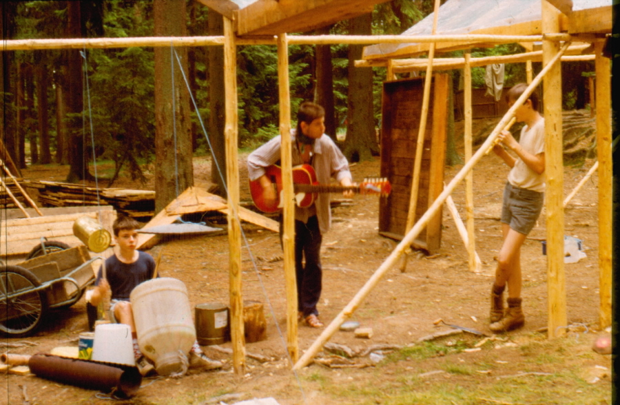 Kačer, Robur a Burák staví jídelnu 1990a04